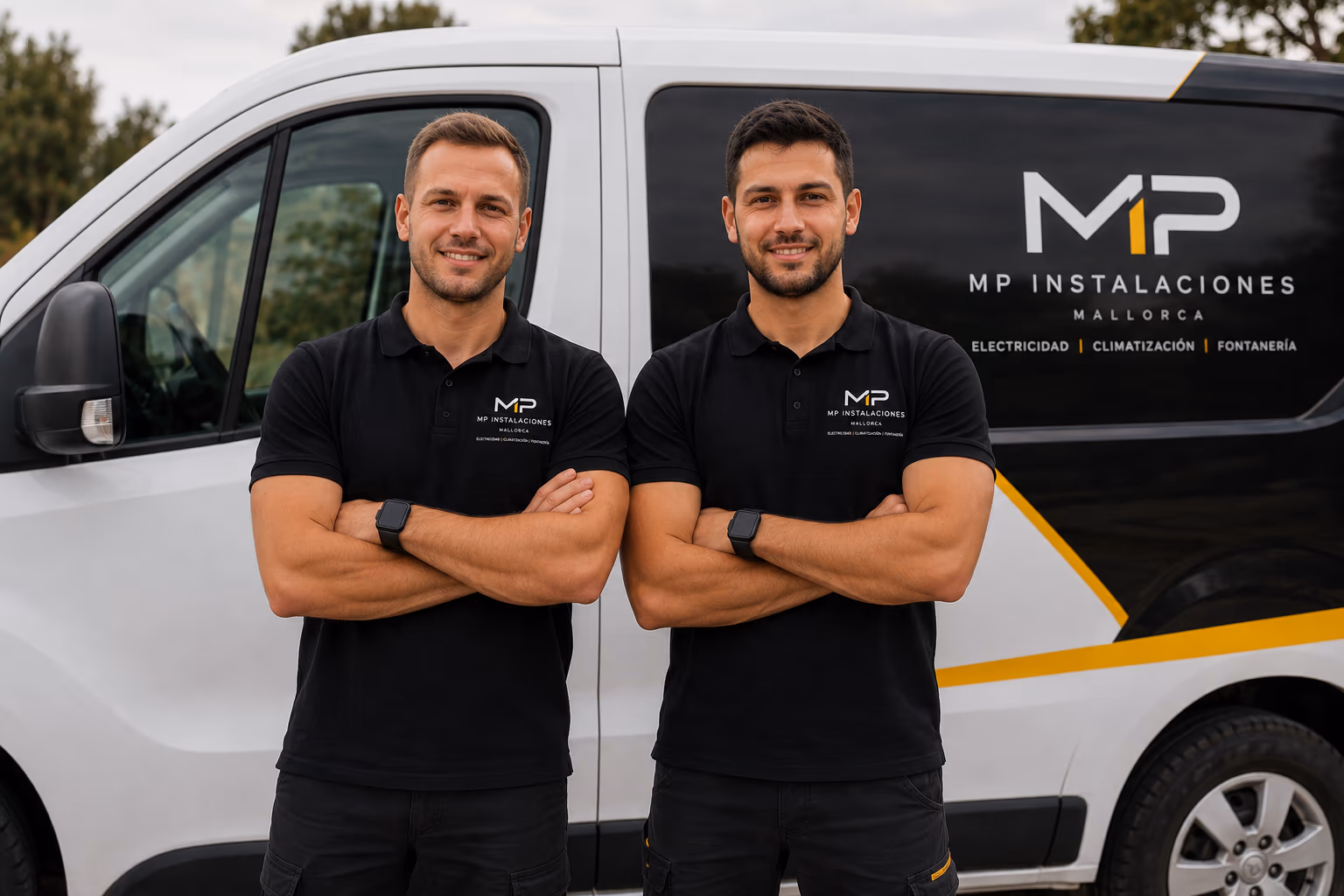 Miguel y Patrick, fundadores de MP Instalaciones, delante de la furgoneta de la empresa